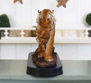 Статуетка Тигриця з тигром на деревяной подставке 28 * 12,5 * 22,5 см SM00241
